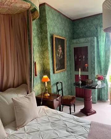 Chateau De Goville 3*